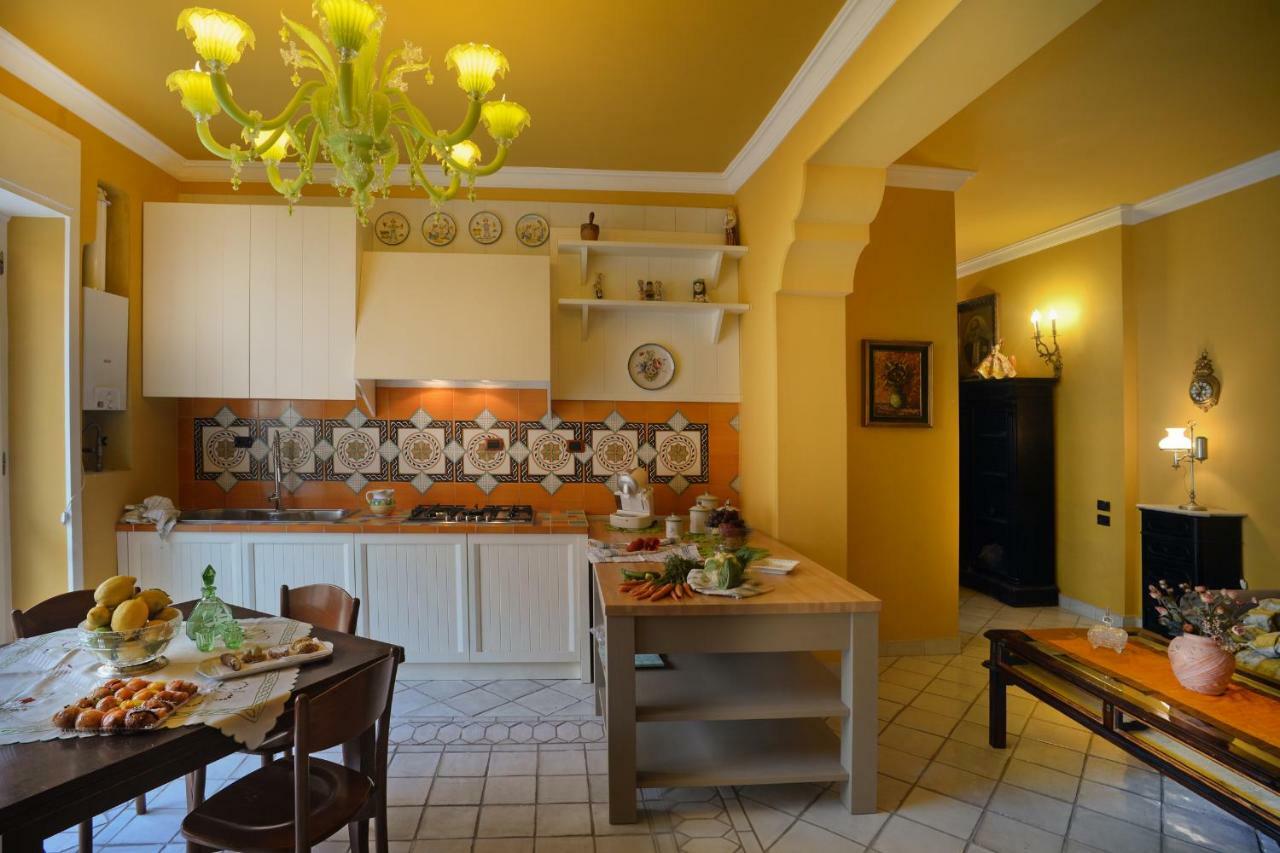 Donna Filomena Casa Vacanza Di Charme Salerno Buitenkant foto
